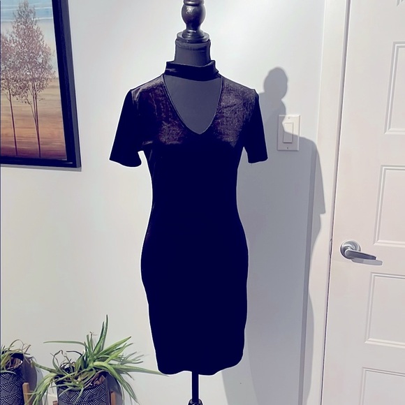 4/25$ Black Bodycon Midi Dress with V-Neck - Picture 2 of 7